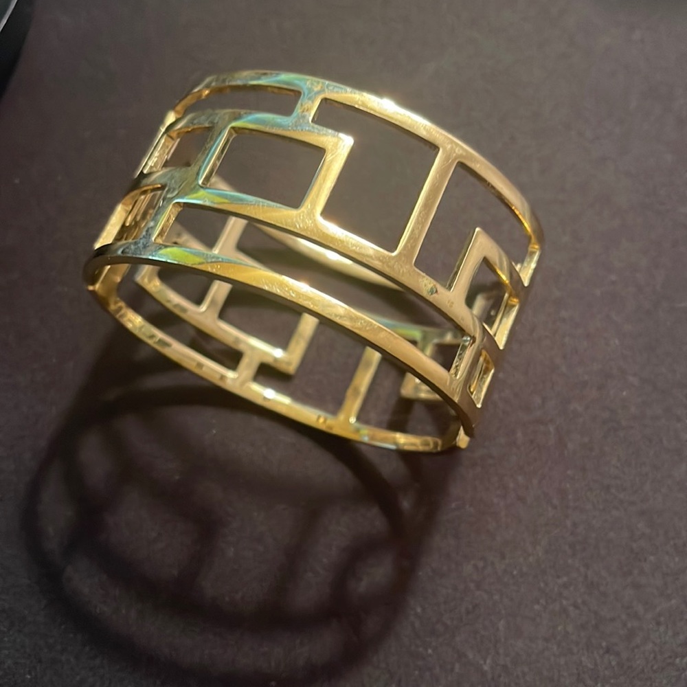 Bracelet, gold tone, easy open and close, 1 1/2 inch wide, 8 inches length - Picture 1 of 2